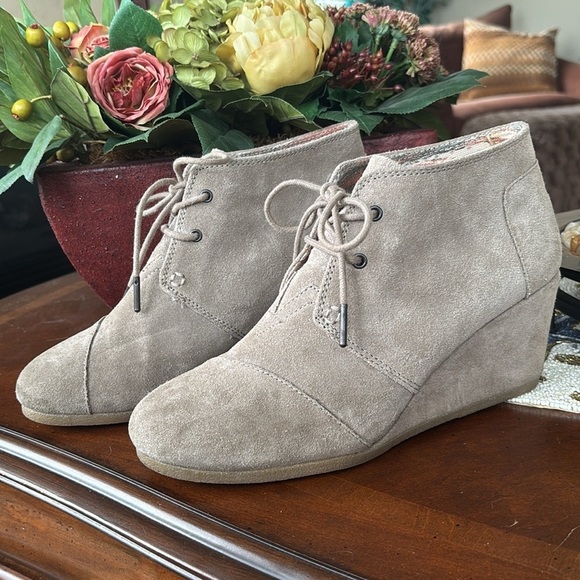Toms Genuine Suede Desert Wedge Ankle Bootie Neutral Lace Up Rounded Toe Boots - Picture 2 of 16